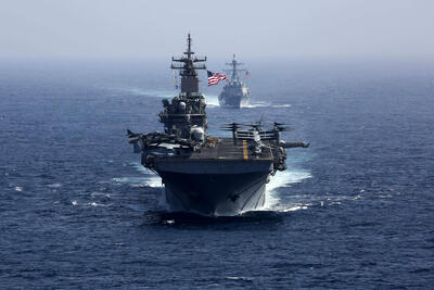  کوشنر و  ویتکاف به همراه فرمانده سنتکام، از ناو یواس‌اس آبراهام لینکلن بازدید کردند