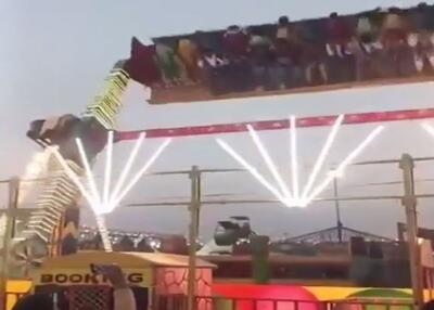  ببینید / سقوط وحشتناک وسیلۀ بازی یک شهربازی در هند