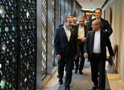  احوال‌پرسی دیپلماتیک عراقچی با ویتکاف و داماد ترامپ در جریان مذاکرات روز گذشته