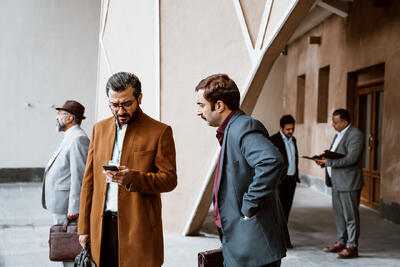  نمایش جریان زندگی در «جهان مبهم هاتف»/ برای طراحی لباس خودم را جای کاراکترها می‌گذارم