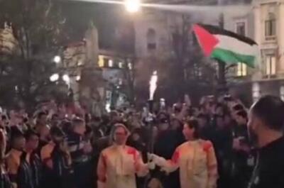  فیلم/ اهتزاز پرچم فلسطین در جریان حمل مشعل المپیک در میلان