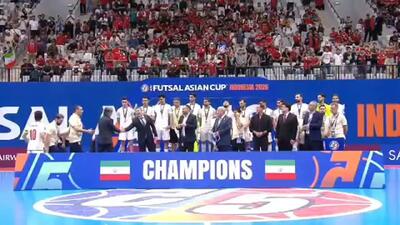  ویدیو: مراسم اهدای کاپ و مدال قهرمانی تیم ملی فوتسال - پارس فوتبال