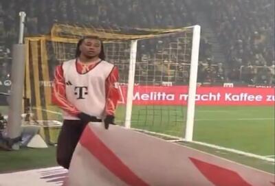  جدال جالب مایکل اولیسه و مسئول تبلیغات کنار زمین بر سر پهن بودن بنر تبلیغاتی - پارس فوتبال