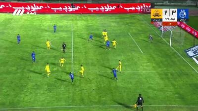  ویدئو: اعتراض شمس آذر به گل سوم استقلال - پارس فوتبال