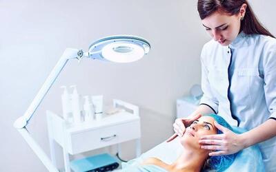  شغل فیشیال پوست؛ مزایا، معایب و یادگیری (نحوه ورود و یادگیری این شغل)