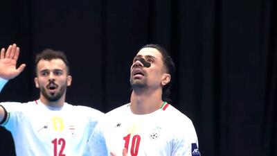  لحظه بالا بردن جام قهرمانی فوتسال آسیا توسط حسین طیبی + فیلم