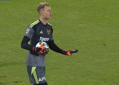  اتلاف ۲۴ ثانیه‌ای وقت توسط دروازه‌بان دو متری لتونیایی، دور از چشمان داور بازی