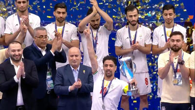  لحظه اهدای جام ملت‌های آسیا به تیم ملی فوتسال