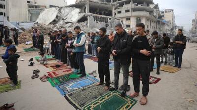  اقامه نماز جمعه بر ویرانه‌های یک مسجد در غزه