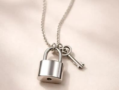  گردنبند قفل و کلید نماد چیست؟