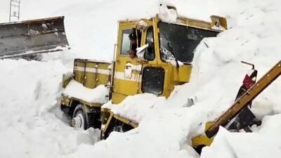  سقوط بهمن گردنه‌ چری در شهرستان کوهرنگ را مسدود کرد
