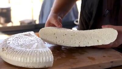  تهیه پنیر خانگی در روستا‌های روسیه با شیر تازه گاو