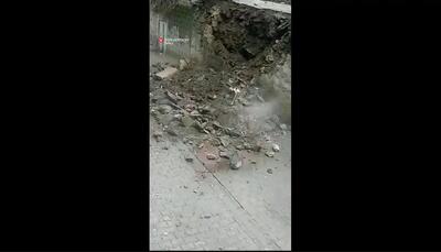  عبور دو دختر چند ثانیه پیش از ریزش دیوار یک خانه