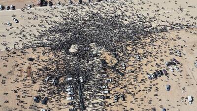  مراسم خاکسپاری فرزند معمر قذافی؛ تصاویری که توجه رسانه های جهان را جلب کرد (+فیلم و عکس)