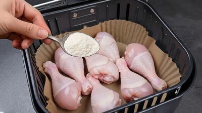  طرز تهیه ران مرغ در سرخ کن / فقط نشاسته ذرت را به ران های مرغ اضافه کنید