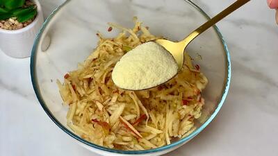  سیب ها را رنده کنید و ۱ عدد تخم مرغ اضافه کنید / طرز تهیه صبحانه رستورانی و فوق العاده خوشمزه