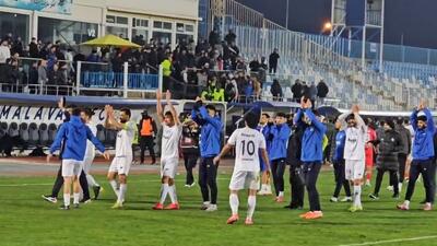  پاسخ بازیکنان ملوان به تشویق هواداران از روی ساختمان مجاور ورزشگاه