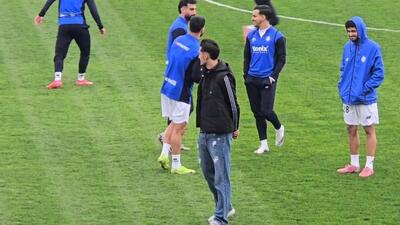  حضور سینا خادم پور بازیکن جنجالی ملوان در ورزشگاه حین گرم کردن بازیکنان ملوان و پرسپولیس