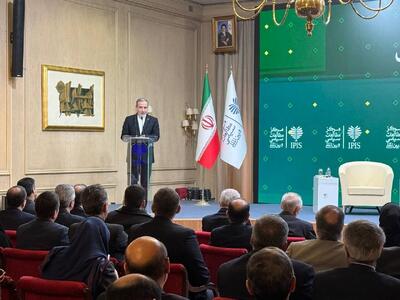  عراقچی بمب اتمی ایران را معرفی کرد | آرایش نظامی آمریکا در منطقه ما را نمی‌ترساند | نقطه ننگی را در تاریخ ایران ثبت کرده بودیم اگر...