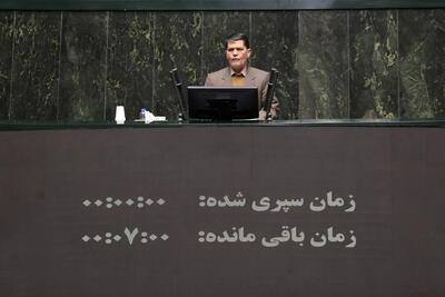  کسانی که از قِبَل انقلاب به آلاف و الوف رسیدند هم‌سو با دشمن، کشور را به سازش دعوت می‌کنند