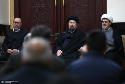  دیدار رئیس و جمعی از کارکنان بنیاد مستضعفان با سیدحسن خمینی