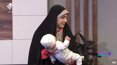  ببینید | بچه‌داری خانم مجری روی آنتن زنده