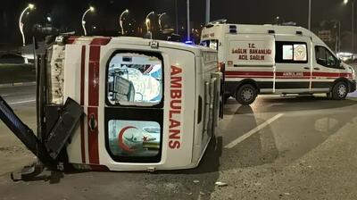  ببینید | زخمی شدن پرسنل آمبولانس بر اثر واژگونی