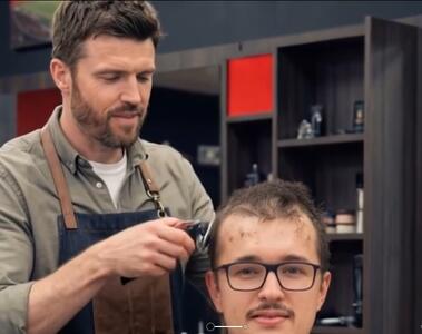  آیا مایکل کریک موفق به کوتاه کردن موهای هوادار مشهور منچستریونایتد می‌شود؟ - پارس فوتبال