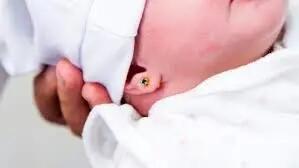  بهترین زمان سوراخ کردن گوش نوزاد کی است؟