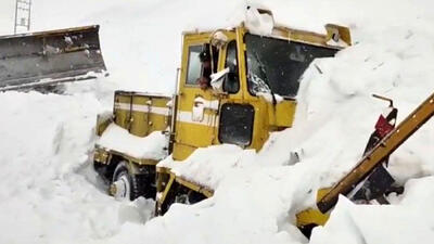  سقوط بهمن گردنه‌ چری در شهرستان کوهرنگ را مسدود کرد