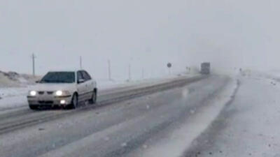  جاده های تهران در محاصره برف شدید / این مسیرها یخبندان هستند