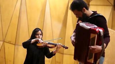  فیلم آواز وطن پرستانه / حماسه دختری که قطعه «ایران» را در خیابان  های تهران می  نوازد