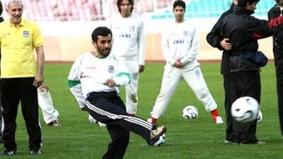  محمد دادکان: آقای احمدی نژاد را من خودم به تمرین تیم ملی دعوت کردم و مجبور شدیم لباس تیم نونهالان را بدهیم بپوشد چون سایزش کوچک بود