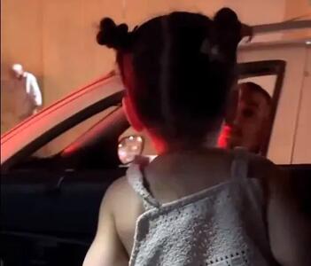  آواز شادانه؛ دخترک قندو نبات از شیشه ماشین آویزون شده آی میرقصه مرده چه ذوقی زد براش