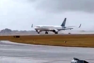  معماری طبیعت؛ شرایط جوی هواپیما رو چپ و راست کرد رفت قاطی باقالیا