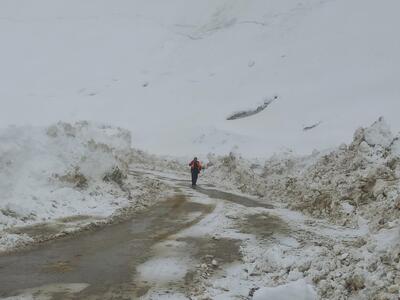  راهداران در حال بازگشایی گردنه چری+ فیلم