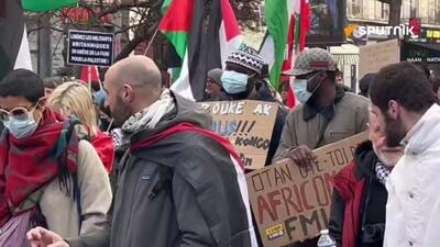  برگزاری تجمعی در دفاع از مردم مظلوم در پاریس با شعارهای «ناتو، از آفریقا برو بیرون!»، «فلسطین آزاد!»، «هائیتی مستقل!»