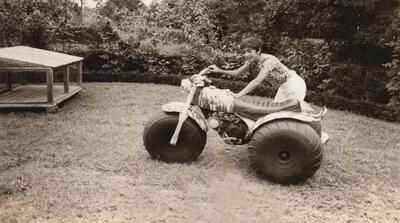  رضا پهلوی مدیریت یک بقالی را هم در کارنامه ندارد