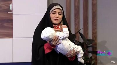  بچه‌داری خانم مجری روی آنتن زنده را ببینید