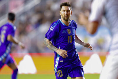  از توهین به مسی تا فرود پاراگلایدر! دیوانه‌ترین جیمی جامپ‌های تاریخ فوتبال را بشناسید