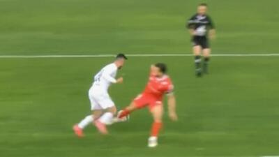  خطای منجر به پنالتی به سود ملوان مقابل پرسپولیس