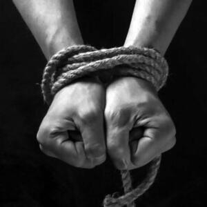  پسر 20 ساله مادرش را گروگان گرفت!