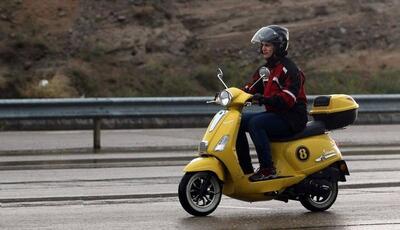  حمله روزنامه اصولگرا به صدور گواهینامه موتور به زنان توسط دولت