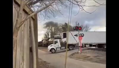  ویدئو برخورد شدید قطار با تریلی در یک تقاطع