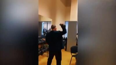  نخست وزیر مجارستان در حال وزنه زدن با لباس رسمی سوژه شد