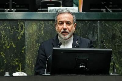  کت عراقچی در مجلس سوژه رسانه‌ها شد