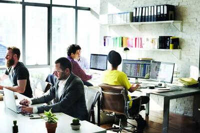  ۵ شغل بسیار عجیب در دنیا؛ از خوابیدن تا تماشای خشک شدن رنگ!