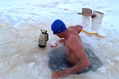  سرمای زمستان هیچ تاثیری بر «مرد یخی آذربایجان» ندارد