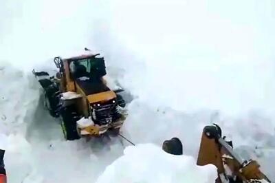  بارش 6 متری برف در گردنه چری دردسرساز شد