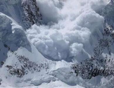  راهداران شهرکرد به یاری گردنه‌ بهمن‌زده‌ چری شتافتند